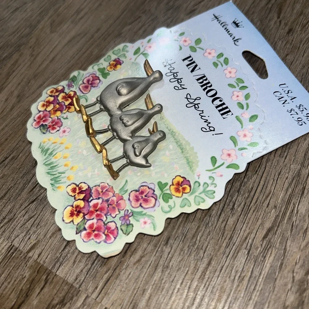 NWT Hallmark Pin/Broche ‎ Happy Spring Ducks with Springy Feet